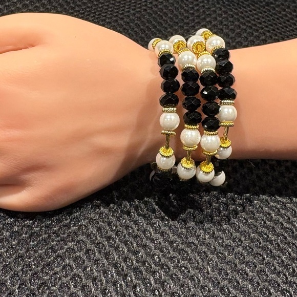 Elegant Black & White Beaded Coil Bracelet with Gold Accents - Picture 3 of 8